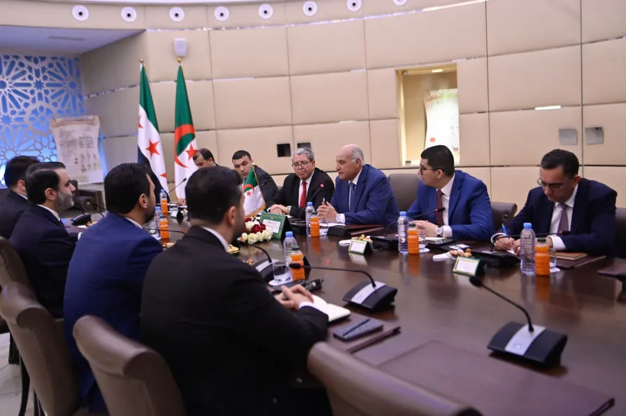 عطاف يستقبل نظيره السوري