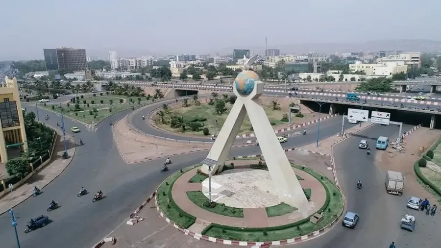 مالي تقرر عودة السفير المالي إلى الجزائر وإعادة فتح مجالها الجوي أمام الرحلات القادمة من الجزائر أو المتجهة إليها